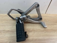 UNE PLATINE AVANT DROIT CALE