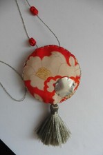Collier sautoir tissu imprimé japonais fleurs rouge écru et pompon soie argent