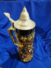 Chope a bière en grès à couvercle. Décor en relief. Estampillée. 2 l. REF 7137