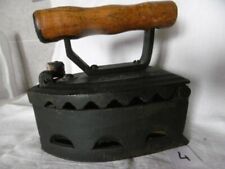 fer à repasser ancien avec cheminée en fonte + grille TESTED UNIVERSAL  2,700 KG