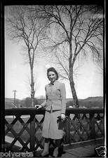 Jeune femme sur pont accoudée