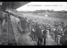LE TREMBLAY (94) HIPPODROME / TURFISTE à la lecture au CHAMP de COURSES en 1900
