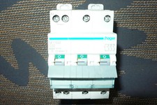 HAGER NFT832 DISJONCTEUR TETRAPOLAIRE 32A, COURBE C, TRI+N, 32AMPERES TETRA 10KA