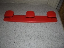 Vintage, rare porte manteau mural typique 70, orange, très bon état, 4 patères.