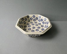 plat creux octogonal, en céramique émaillée, signé Heise, décor blanc/bleu