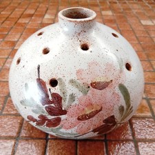 Vase pique fleurs signé