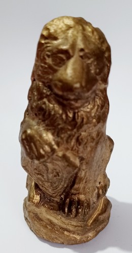 Lion assis tenant - tenant, un