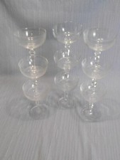 9 coupes à champagne en cristal: 6 gravées d'arabesques + 3 non gravées