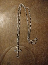 Chaîne en argent et une petite croix