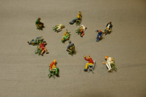 Lot personnages assis - de,