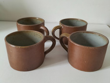 4 grandes tasses en grès