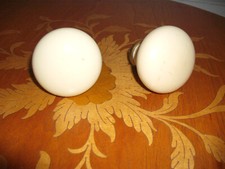 Anciennes poignées de portes rondes en porcelaine et laiton