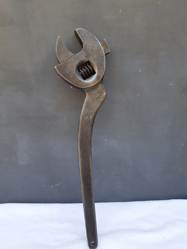 Ancienne clé molette - ancienne,