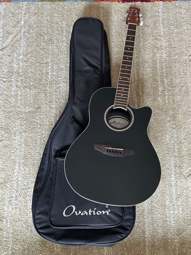 Guitare acoustique noire