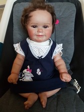 Bébé reborn, très réaliste , agréable avec son joli sourire 