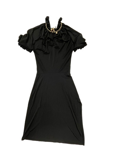 Robe noire col perles dorées