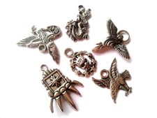 6 pendentifs :  arc,  dragons, aigles, griffes d’ours, ange ailé