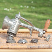 Ancien hachoir à viande en fonte BHV PARIS