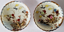 Anciennes assiettes en porcelaine de Chine, Corée, Asie, peint main, signature.