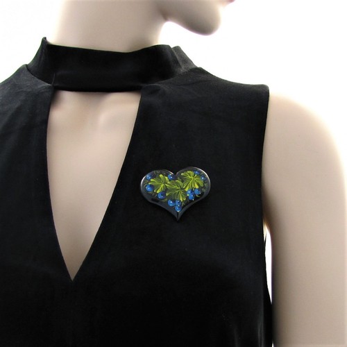 Broche cœur bois - , main