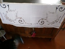Linge ancien Dessus de meuble lin blanc et dentelle   brodé de fleurs
