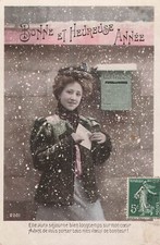 CP BONNE ANNEE FEMME CHAPEAU PRES BOITE A LETTRES SOUS NEIGE