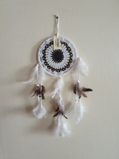 Attrape rêves blanc et noir crochet et plume Diamètre 17 cm Neuf sous blister