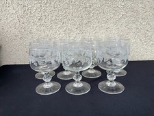 Ravissant ensemble de 11 verres à pied en cristal motifs sarments de vignes et