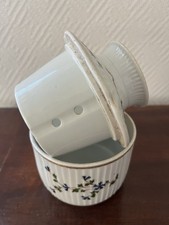 BEURRIER à EAU En Porcelaine Blanche Décor Au Bleuet