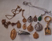 Lot de Medailles religieuses anciennes + Broche et porte clés
