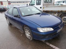 Attache ceinture avant droit