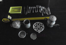 DINETTE DE POUPEE -LOT D'ANCIENNES GAMELLES : cafetière couvert faitout  etc