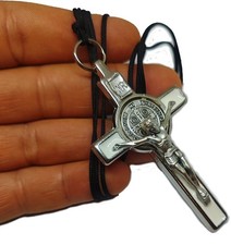 Collier crucifix blanc Saint