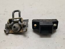 Système attache hayon pour