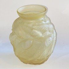 Superbe ancien vase boule art déco en verre moulé pressé teinté décor sardines