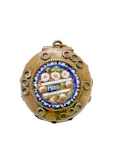 Ancien mini chapelet   avec sa boite pendentif en laiton à décor de mosaïque