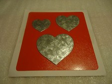 3 COEURS - METAL ARGENTE - 3 dimensions - sur GABARIT en plastique rouge