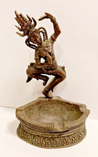 Sujet en bronze représentant une danseuse Apsara sur un cendrier. XX ème.