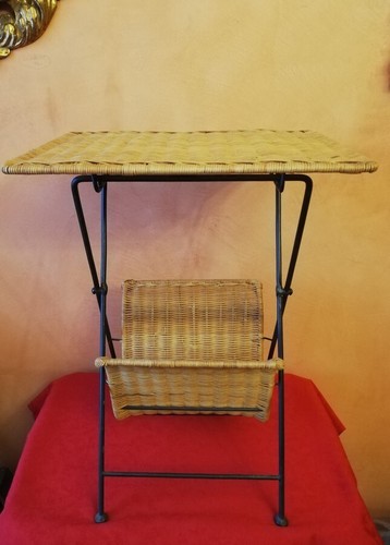 Petite table porte-revues