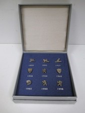 Ancien Coffret 9 pin's PEUGEOT LION 1850 - 1998 Logo Insigne Embleme Monogramme