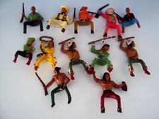 LOT DE CAVALIERS STARLUX. COWBOYS ET INDIENS. INCOMPLETS.