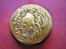 POUDRIER ancien VOLUTES RINCEAUX LAITON doré 1900 - BOÎTE à MOUCHES ?
