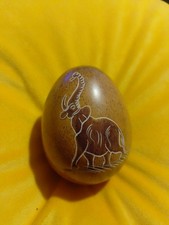 oeuf pierre polie avec elephant et Geraffe peints.