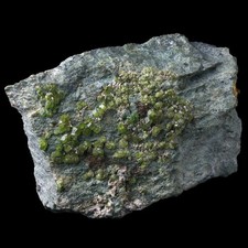 ★☆ GRENAT DÉMANTOÏDE ITALIE de Val Malenco - 8,6 cm - B30-21 ☆★