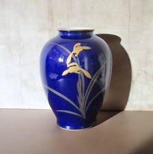 Japon. Arita. Koransha. Vase en porcelaine à décor de fleurs sur fond bleu