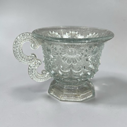 Tasse ancienne verre moulé - verre,