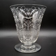 Vase piédouche en cristal blanc soufflé gravé de Baccarat modèle Michelangelo