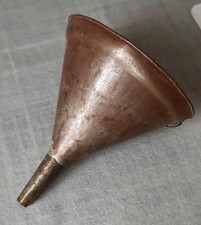 Entonnoir ancien de garage en