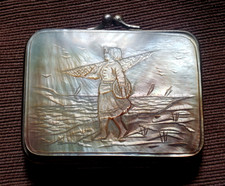 PORTE MONNAIE ancien NACRE sculptée FEMME pêche TROUVILLE souvenir