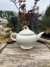 Théière en faience blanche